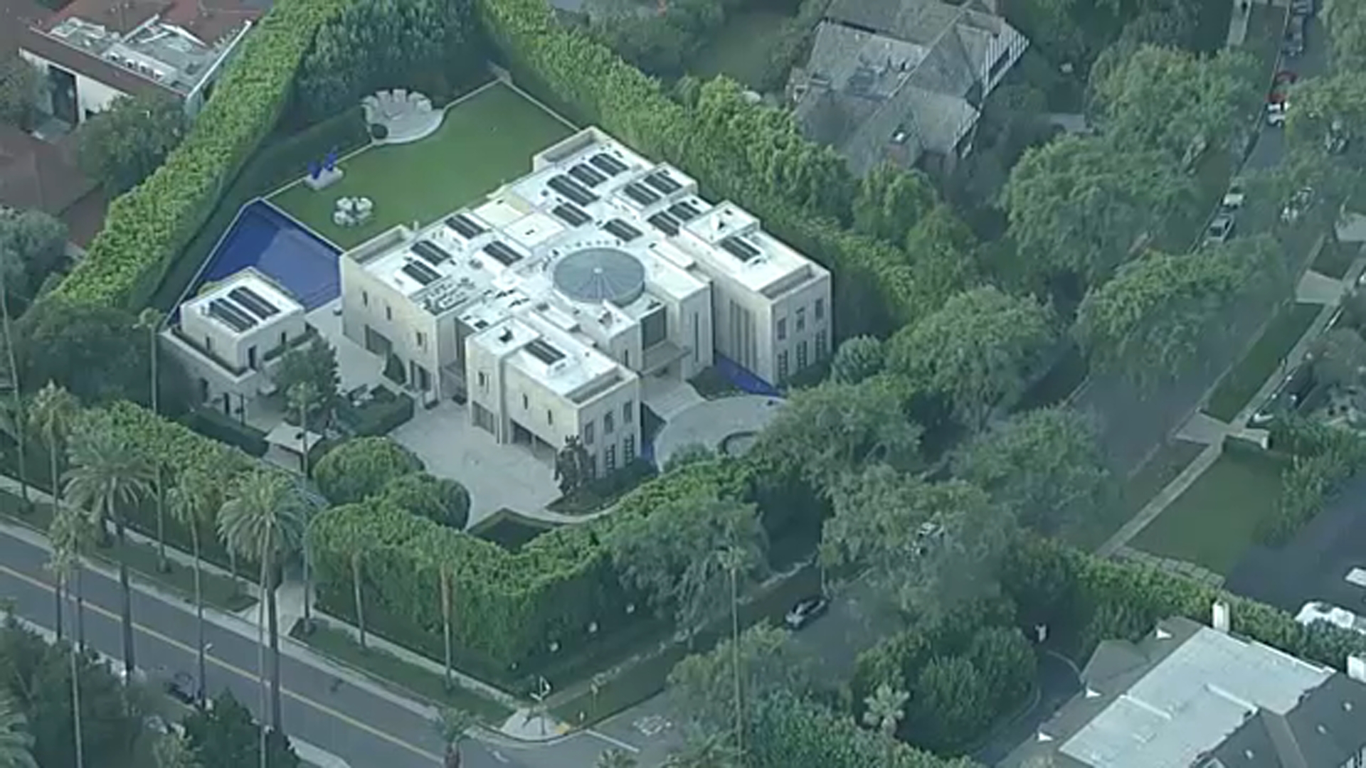 FBI serves search warrant tied to Eric Swalwell investigation at mansion in Beverly Hills
— Sonoma Community news
